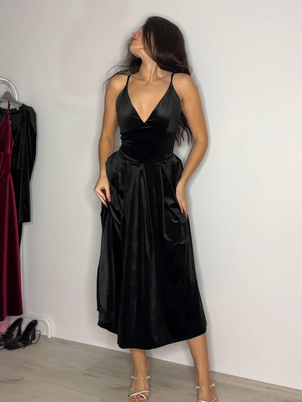Вечірня оксамитова сукня на бретельках чорного кольору 32951