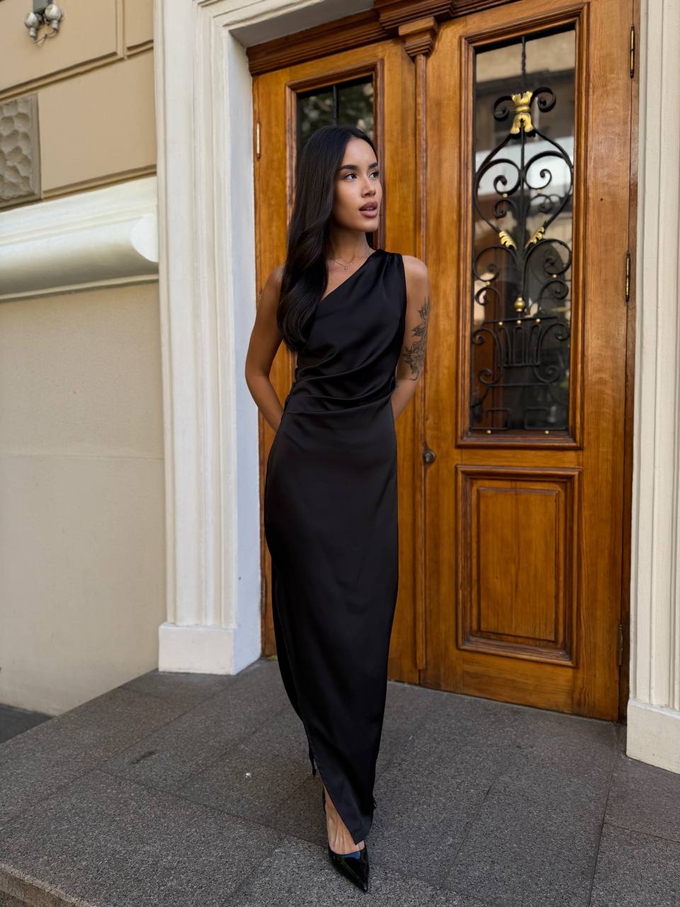 Вечірня шовкова сукня максі чорного кольору 34375