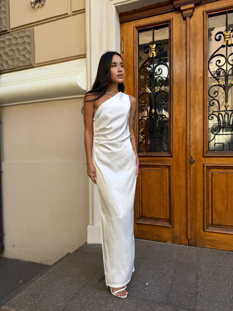 Вечернее шелковое платье макси молочного цвета 34377