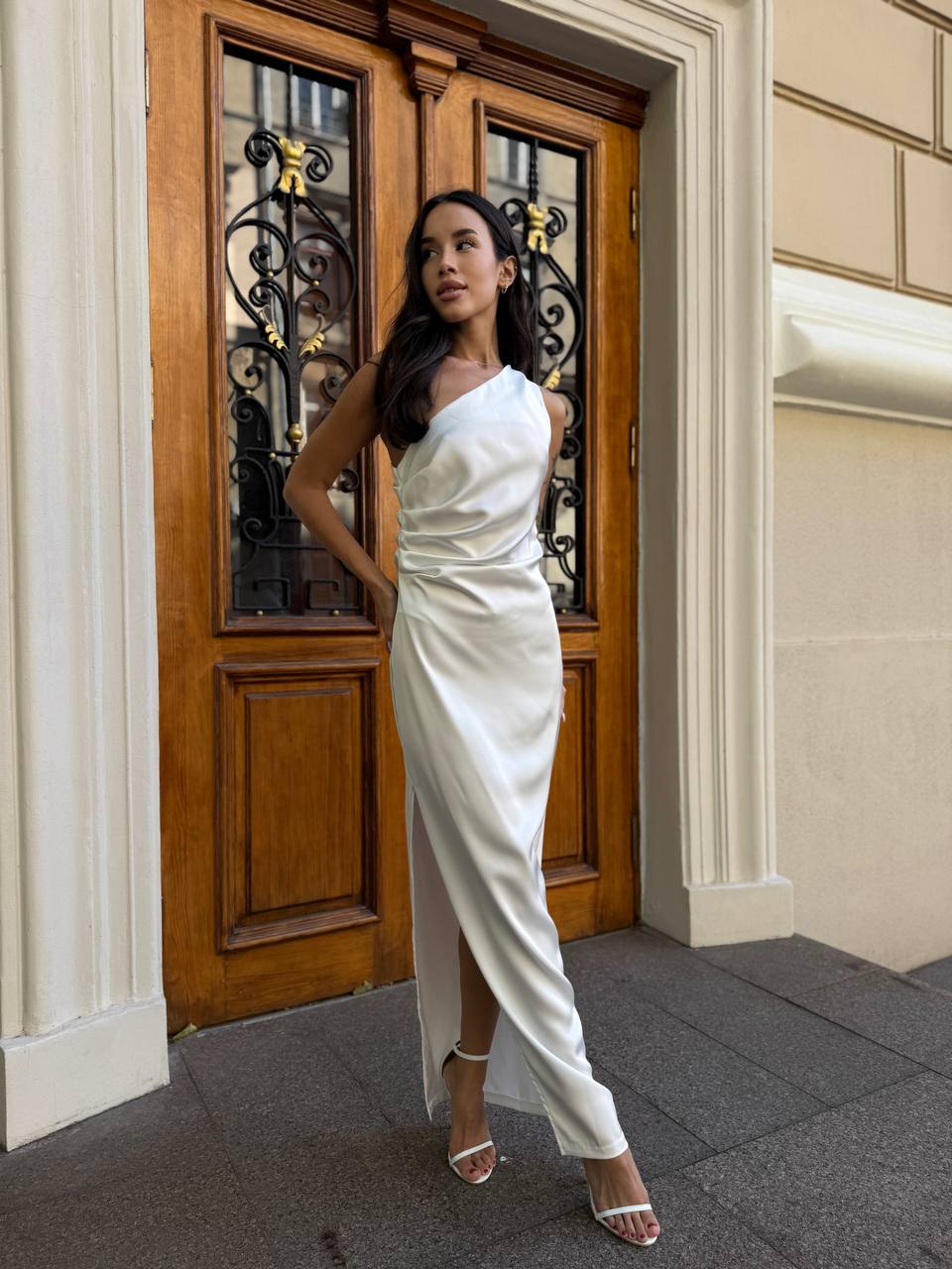 Вечернее шелковое платье макси молочного цвета 34377