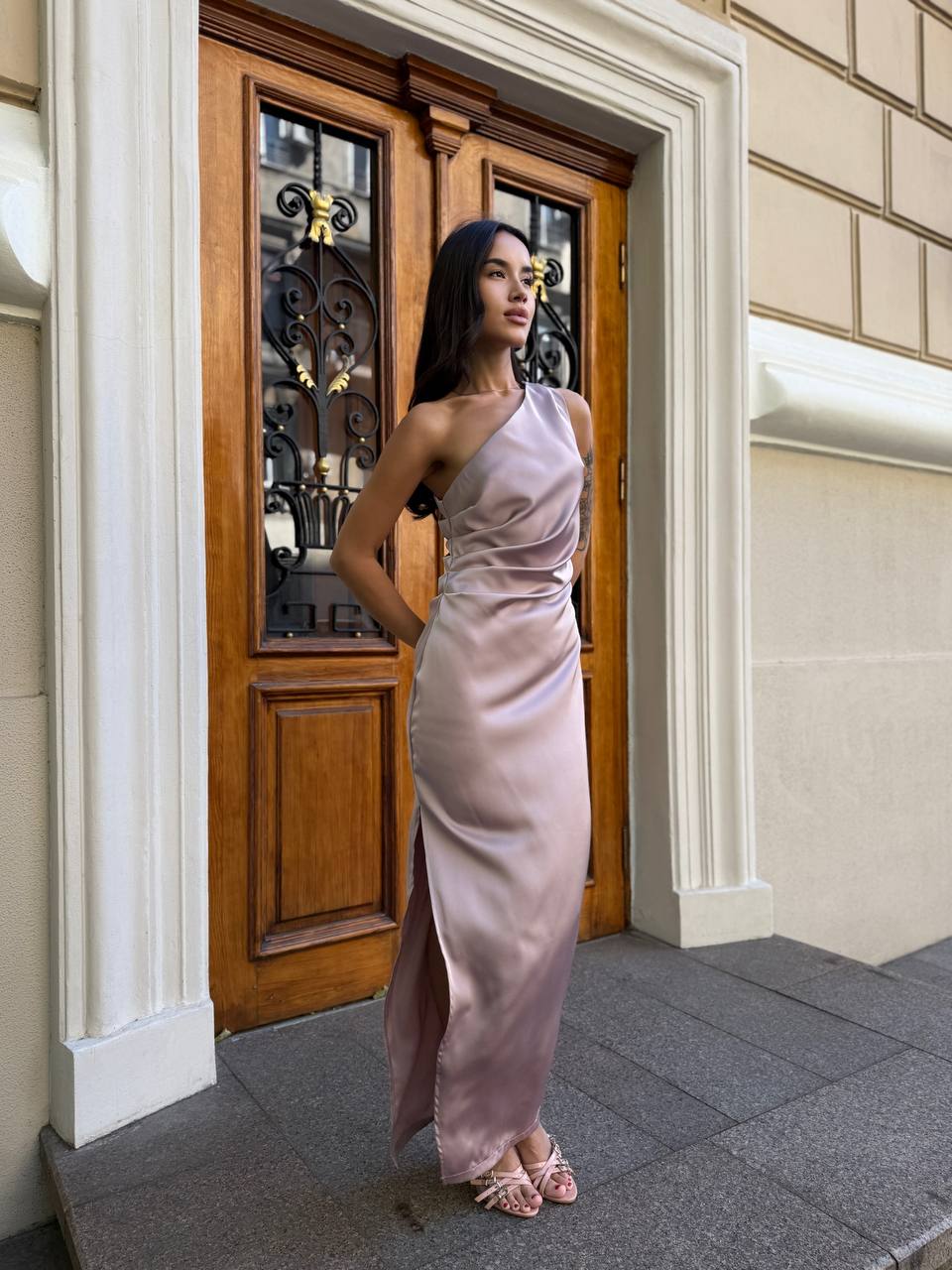 Вечернее шелковое платье макси пудрового цвета 34376