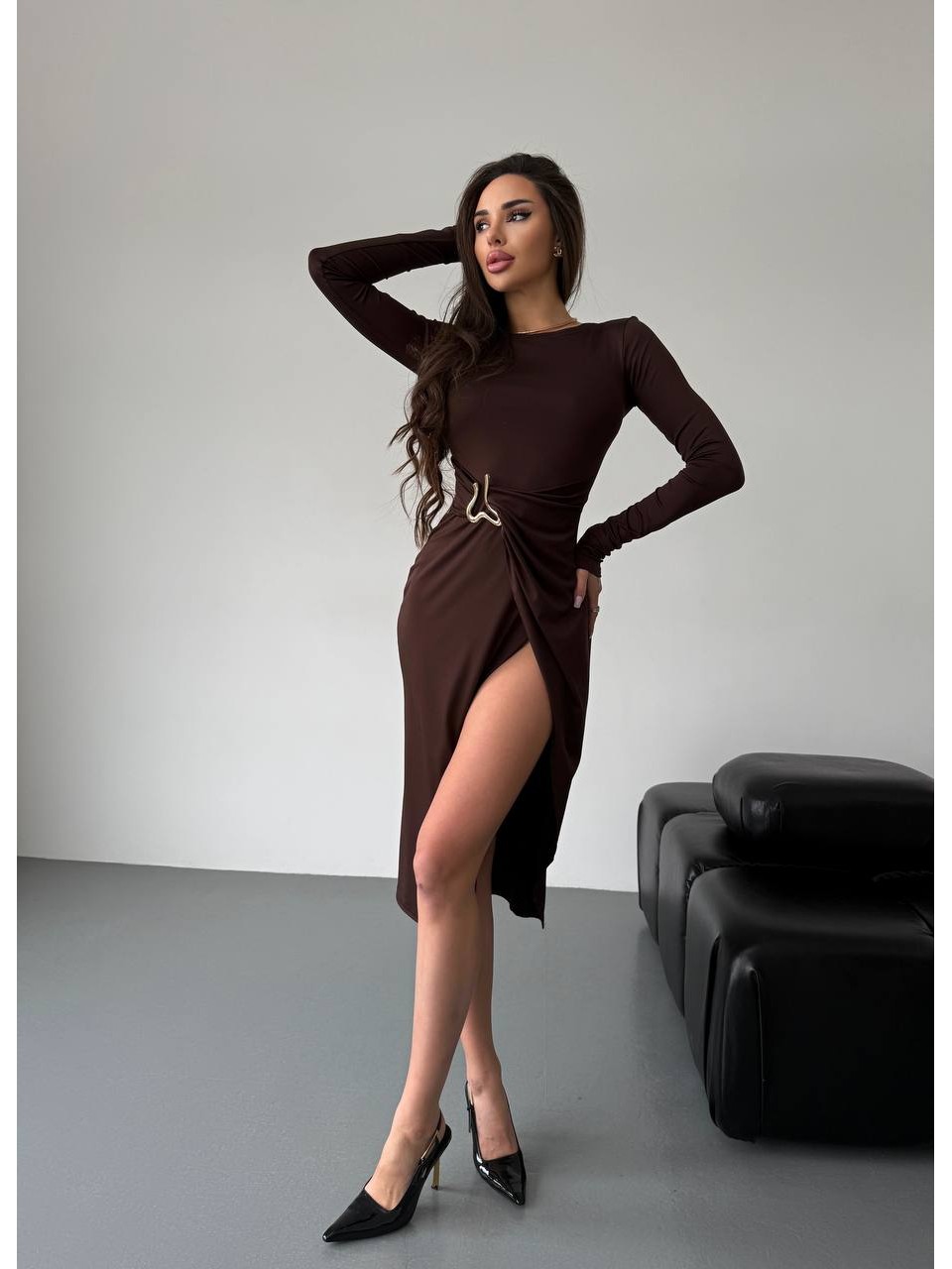 Вечiрня сукня міді з розрізом коричневого кольору 35979