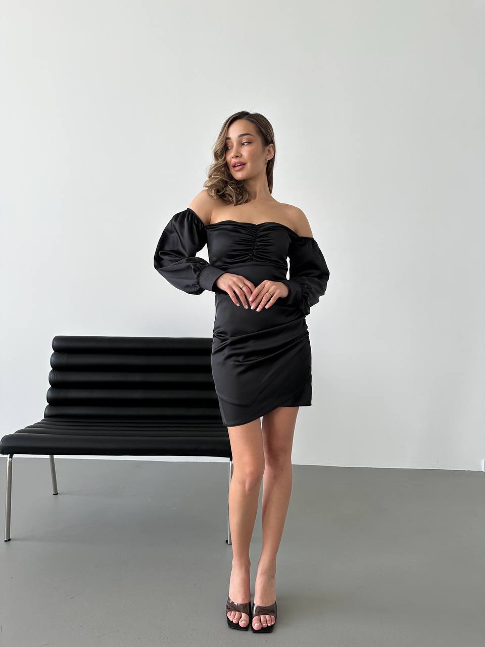 Вечірня сукня міні з вiдкритими плечима чорного кольору 35736