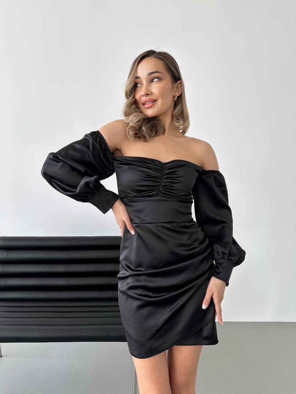 Вечірня сукня міні з вiдкритими плечима чорного кольору 35736