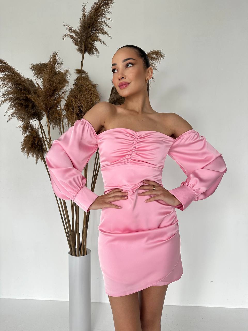 Вечірня сукня міні з вiдкритими плечима рожевого кольору 35735