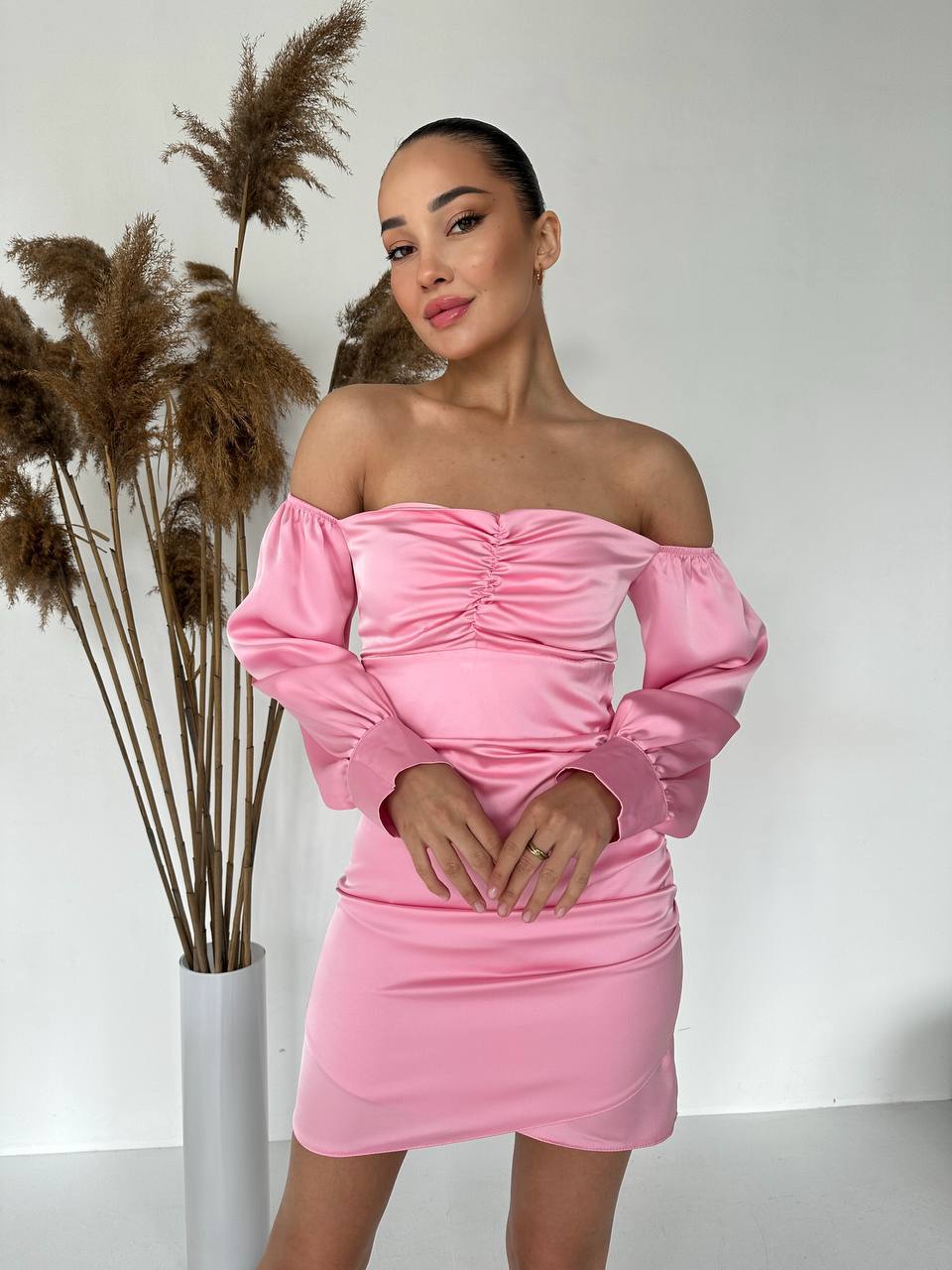 Вечірня сукня міні з вiдкритими плечима рожевого кольору 35735