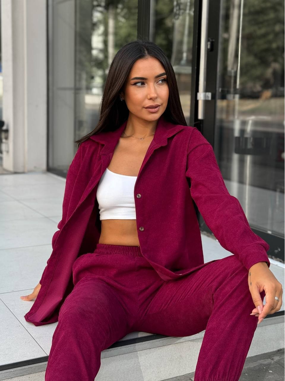 Вельветовый костюм на пуговицах бордового цвета  34379