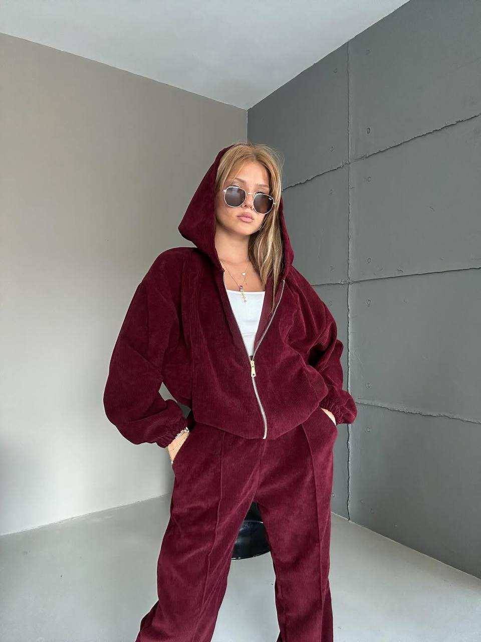 Вельветовий спортивний костюм бордового кольору 35031