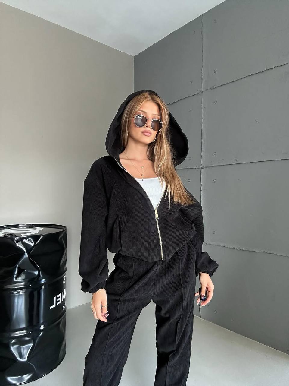 Вельветовый спортивный костюм черного цвета  35032