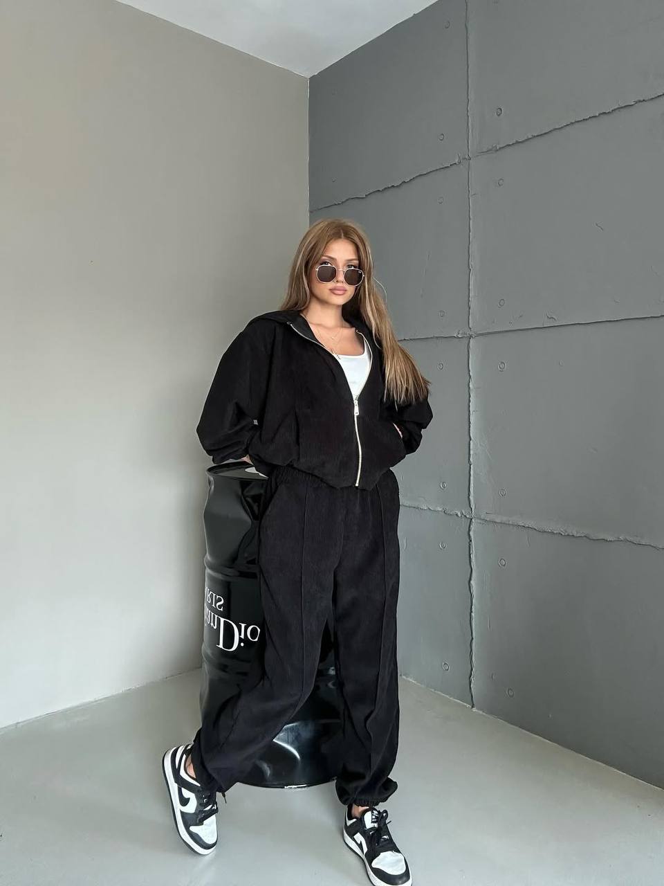 Вельветовый спортивный костюм черного цвета  35032