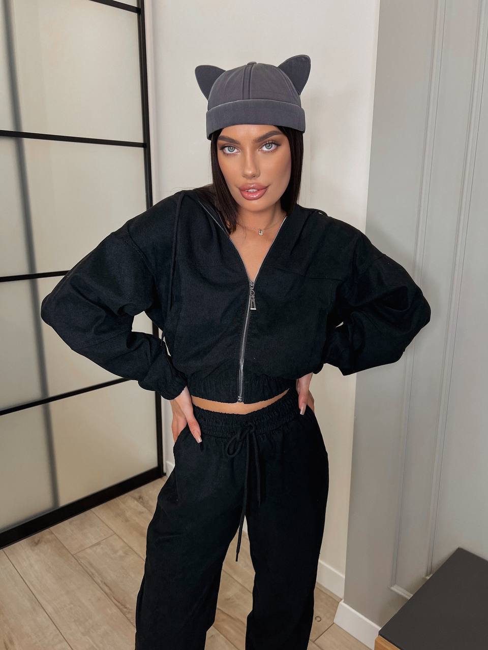 Вельветовый костюм на молнии черного цвета  31427