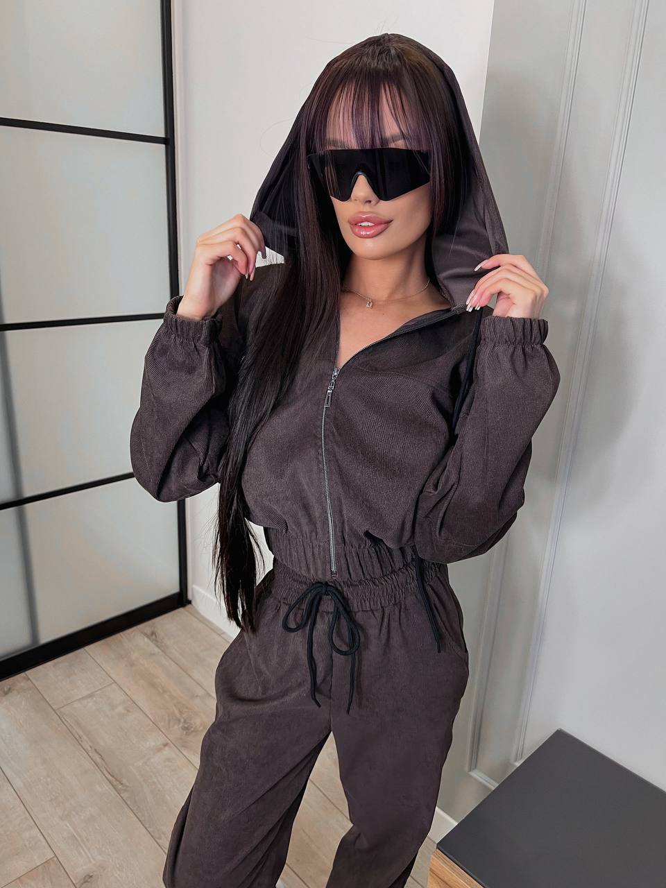 Вельветовий костюм на блискавці коричневого кольору 31429