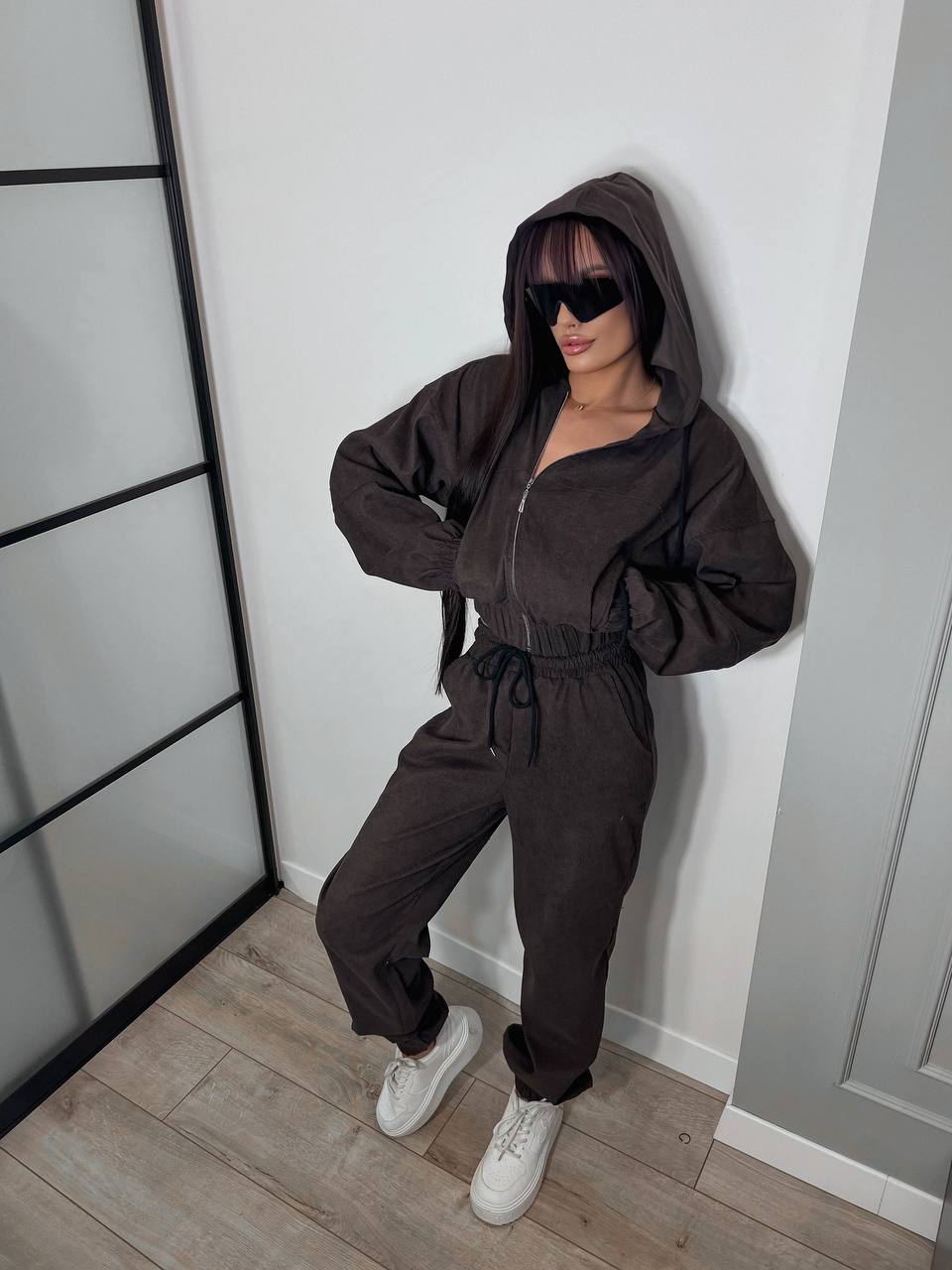 Вельветовий костюм на блискавці коричневого кольору 31429