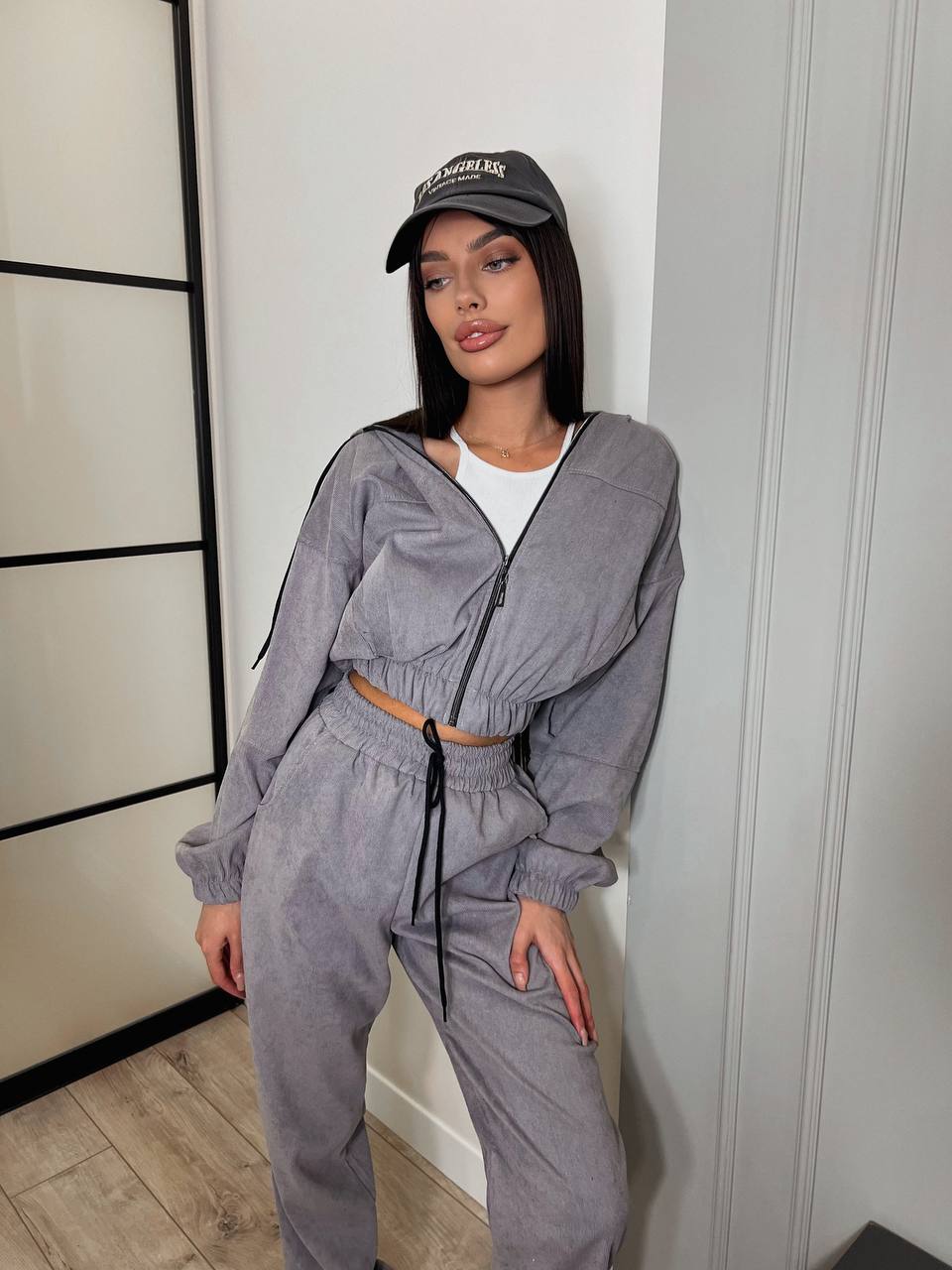 Вельветовый костюм на молнии серого цвета  31430