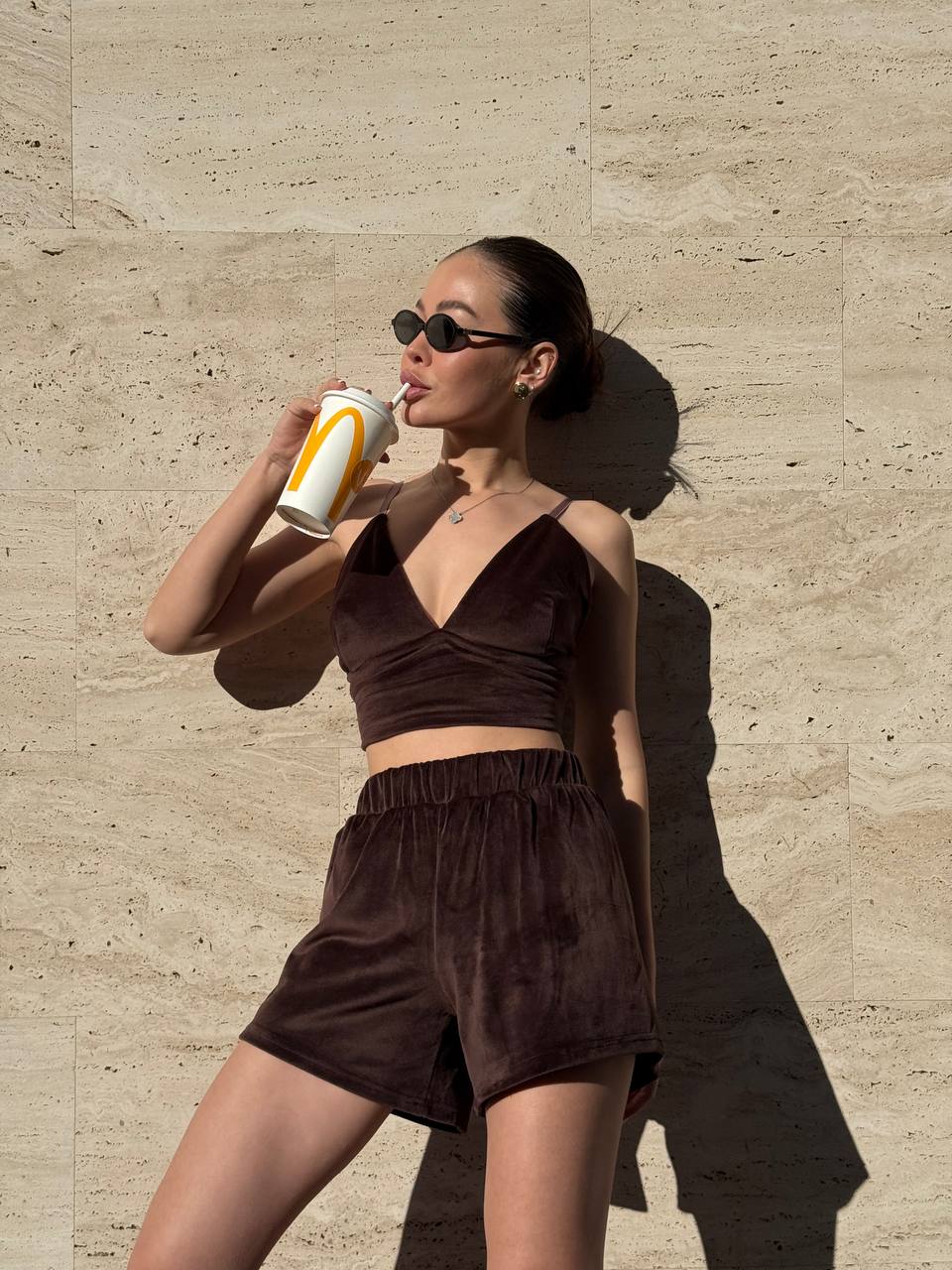 Велюровий домашній комплект топ+шорти коричневого кольору 34433