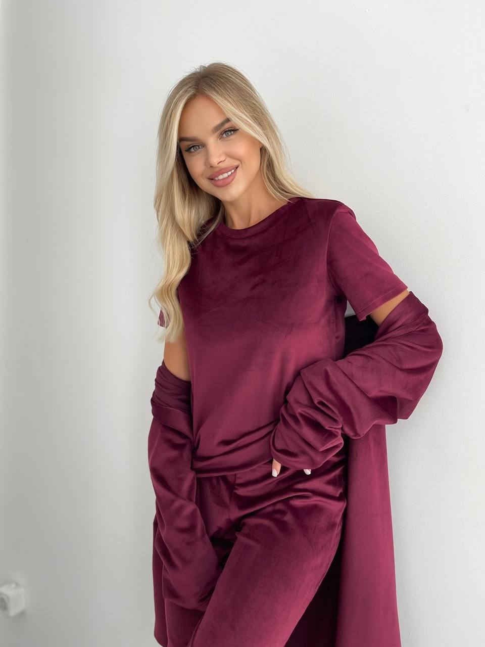 Велюровий домашній комплект трiйка бордового кольору 34539