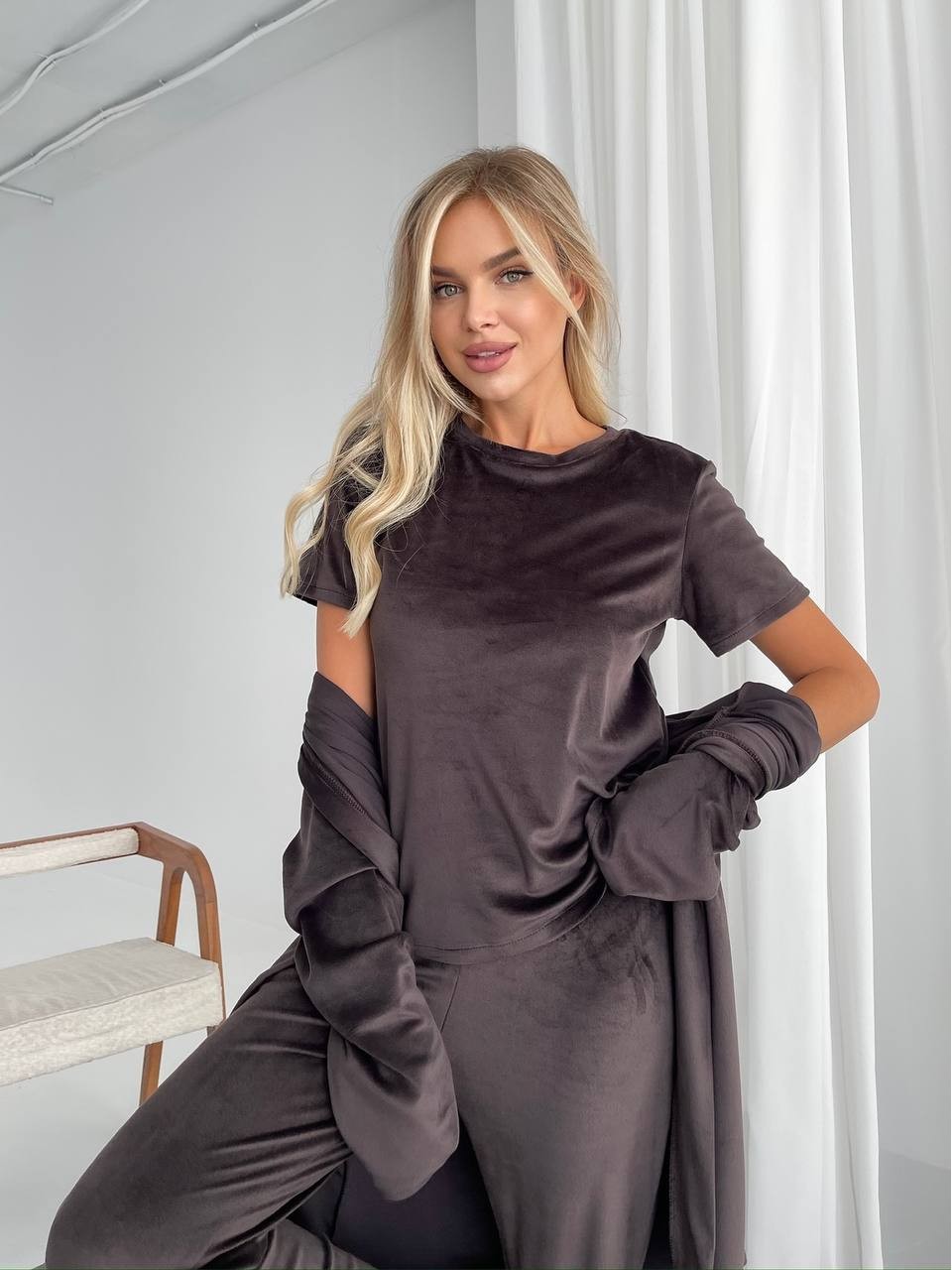 Велюровий домашній комплект трiйка коричневого кольору 34538