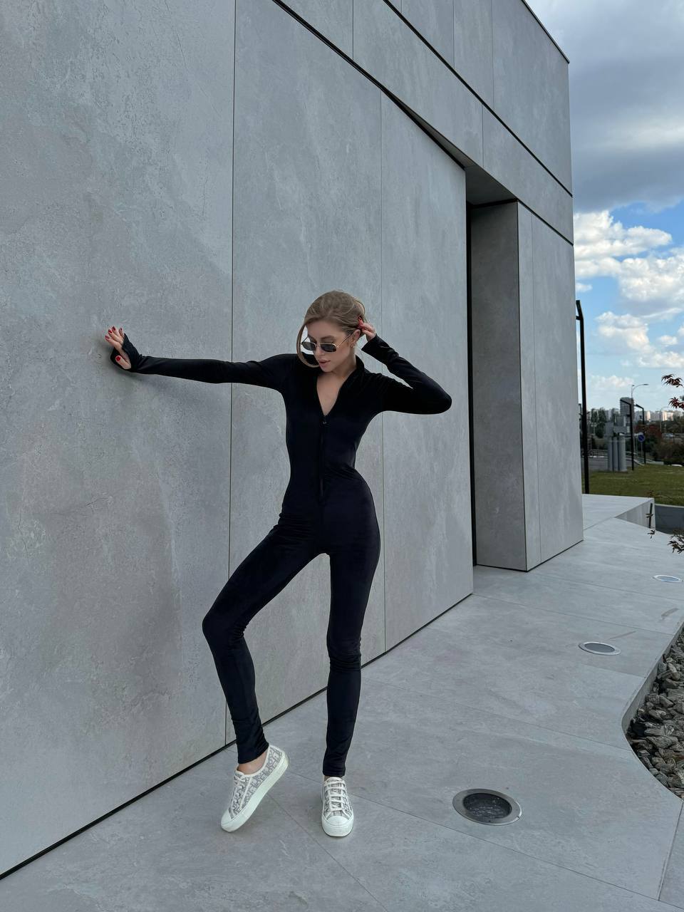 Велюровий комбінезон чорного кольору 34146