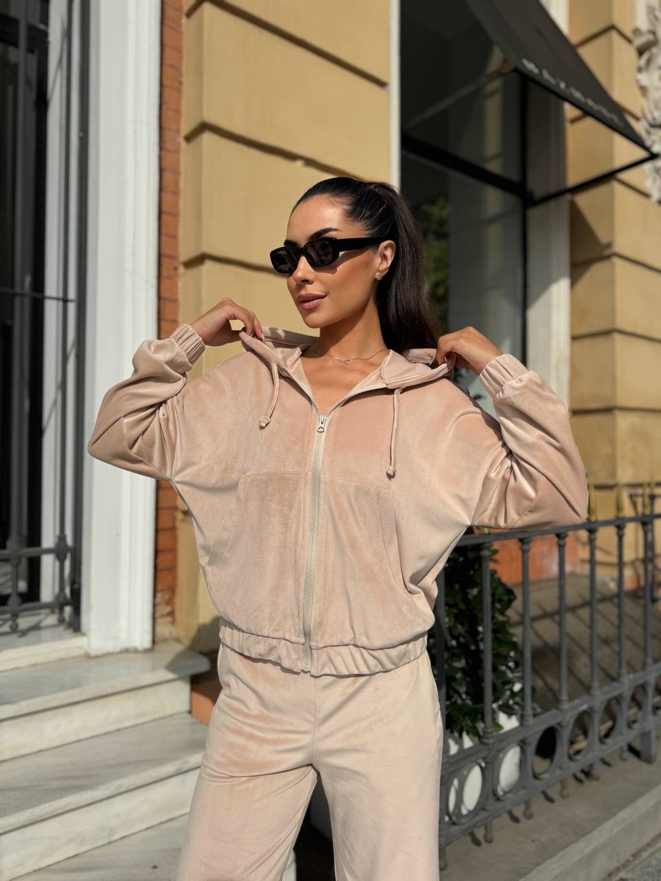 Велюровый женский костюм бежевого цвета 34056