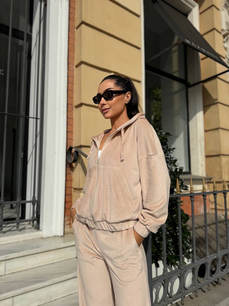 Велюровый женский костюм бежевого цвета 34056