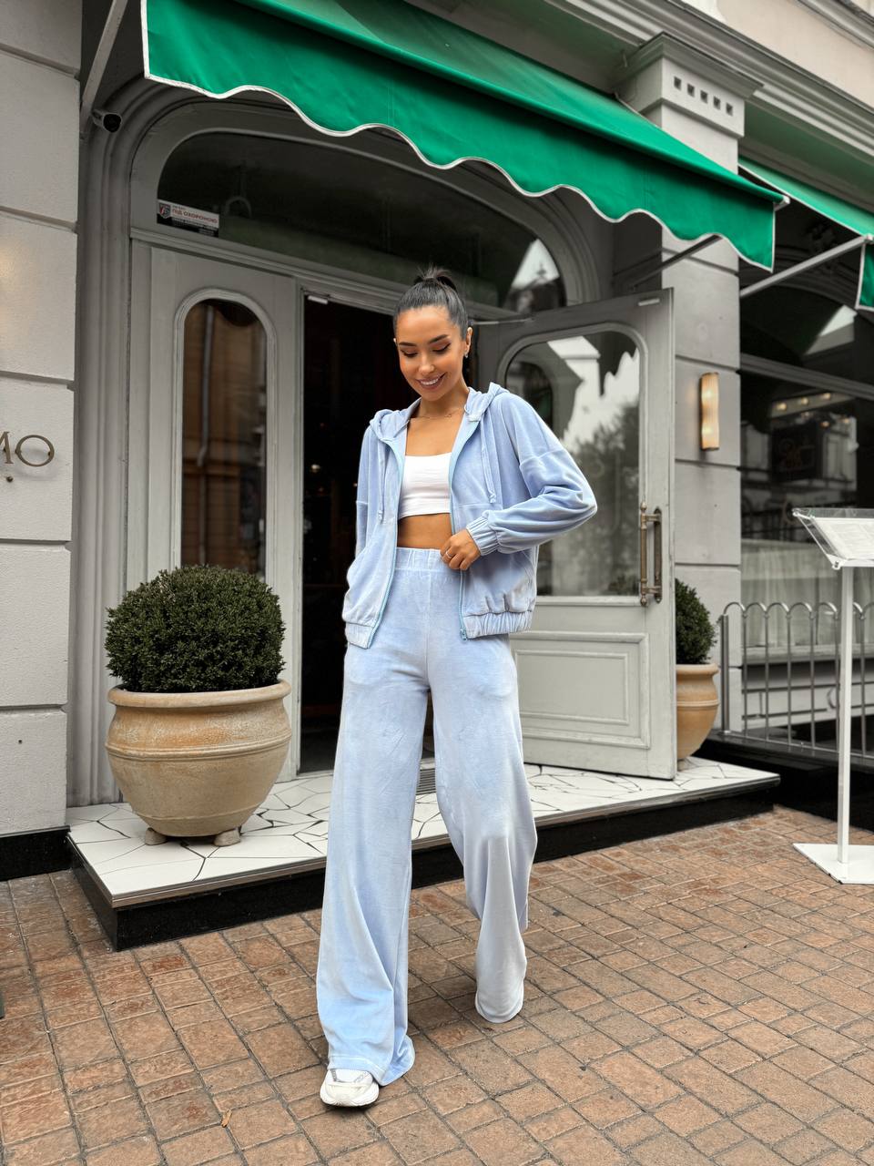 Велюровий жіночий костюм блакитного кольору 34059