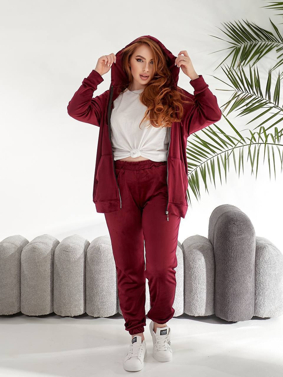 Велюровий жіночий костюм бордового кольору 33735