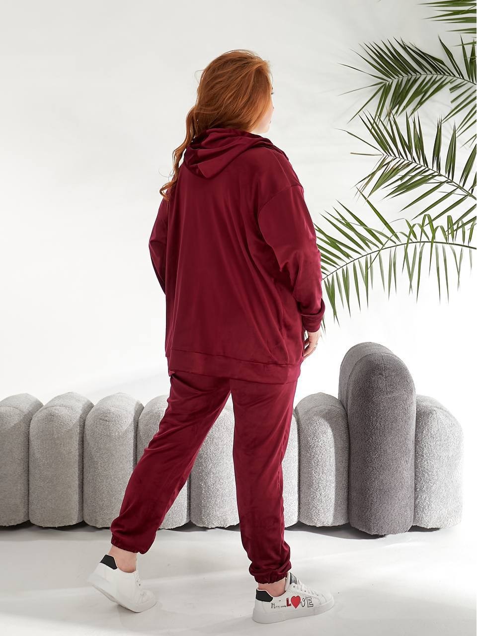 Велюровий жіночий костюм бордового кольору 33735