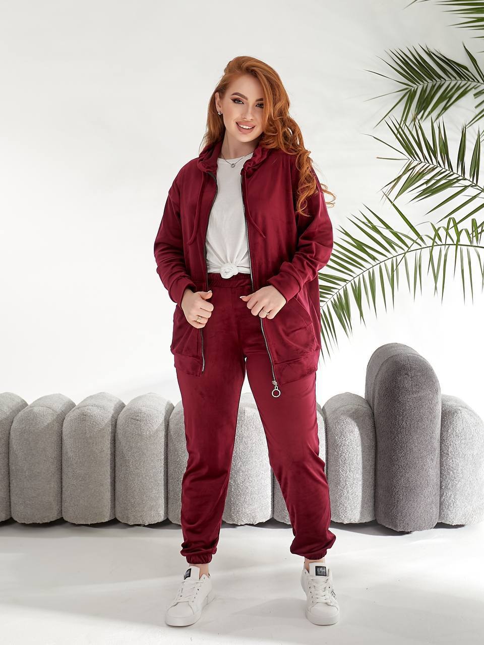 Велюровий жіночий костюм бордового кольору 33735
