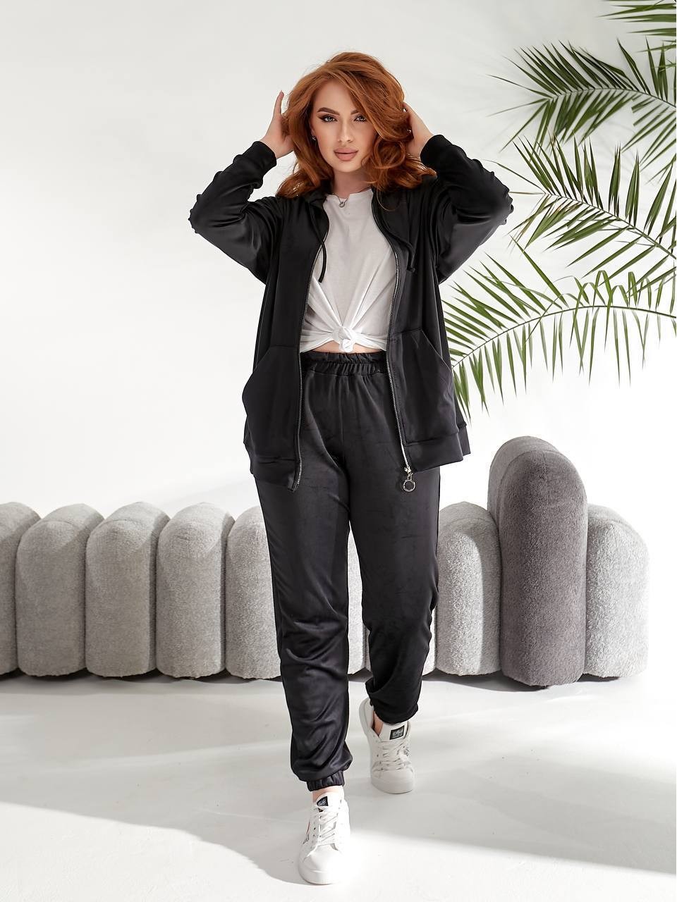 Велюровий жіночий костюм чорного кольору 33737