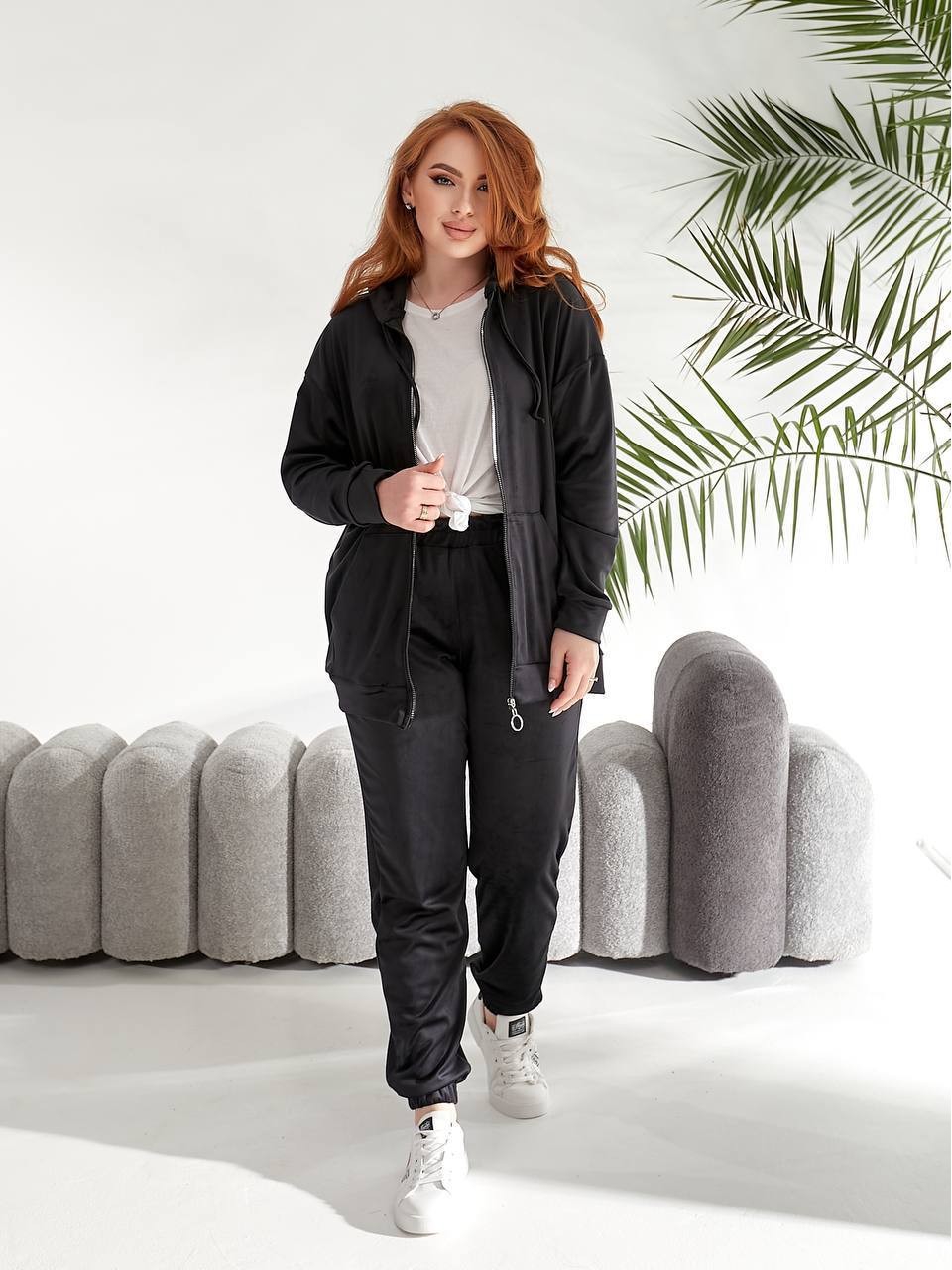 Велюровий жіночий костюм чорного кольору 33737