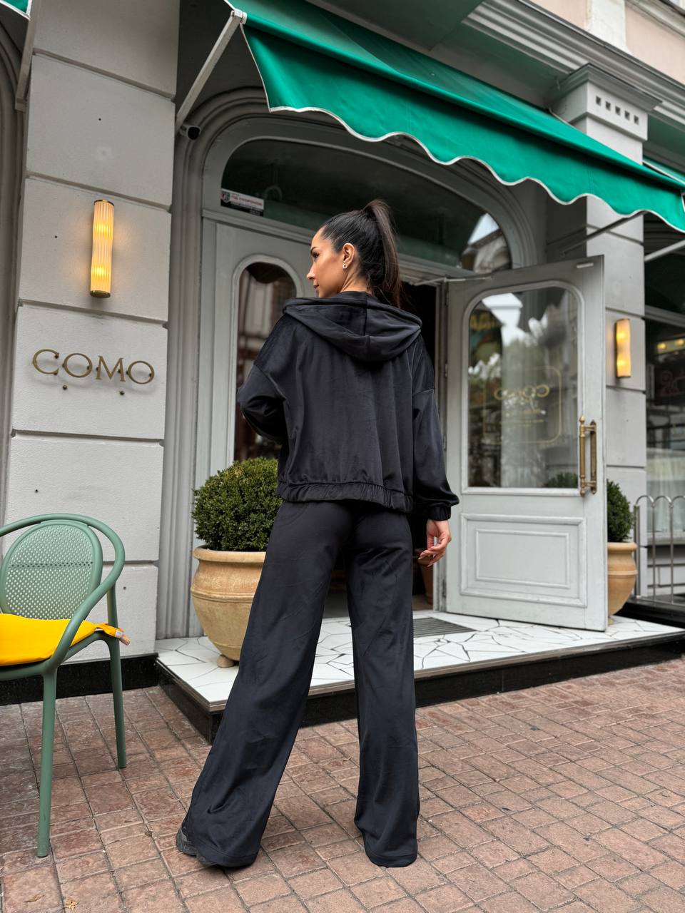 Велюровий жіночий костюм чорного кольору 34057