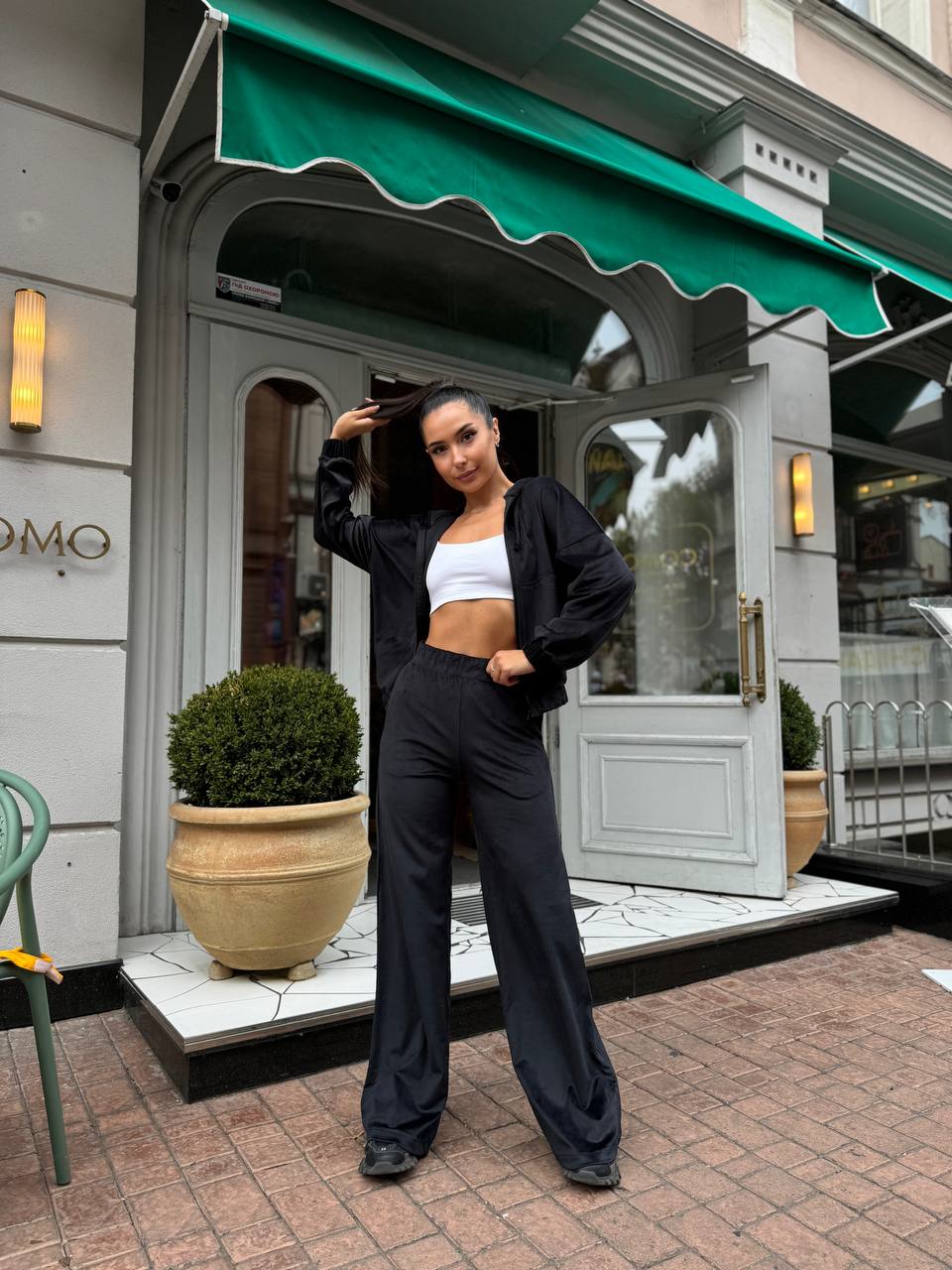 Велюровий жіночий костюм чорного кольору 34057