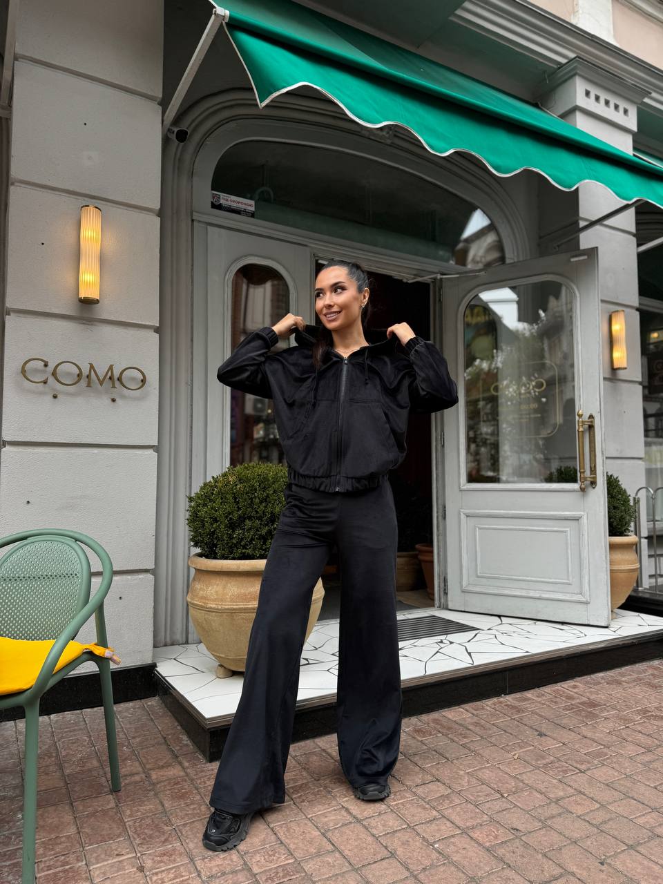 Велюровий жіночий костюм чорного кольору 34057