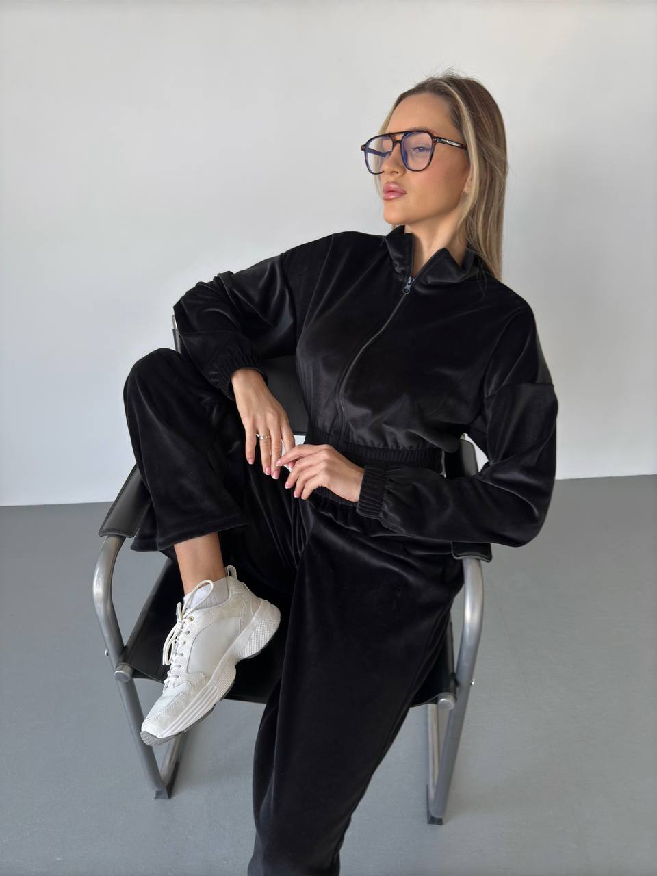 Велюровый женский костюм черного цвета 34075