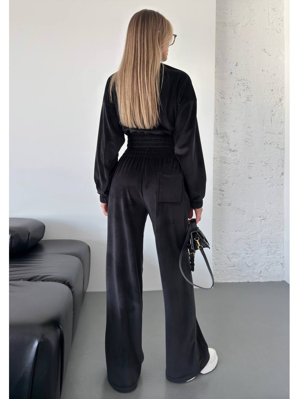 Велюровый женский костюм черного цвета 34075