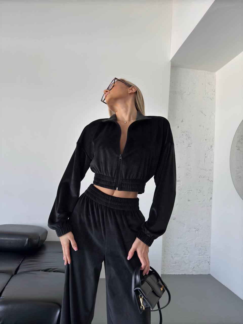 Велюровый женский костюм черного цвета 34075