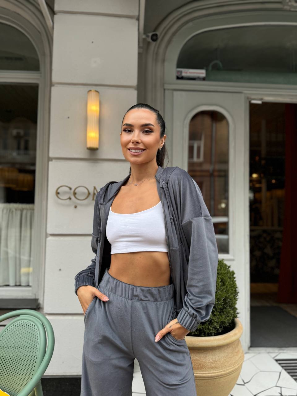 Велюровий жіночий костюм графiтового кольору 34054