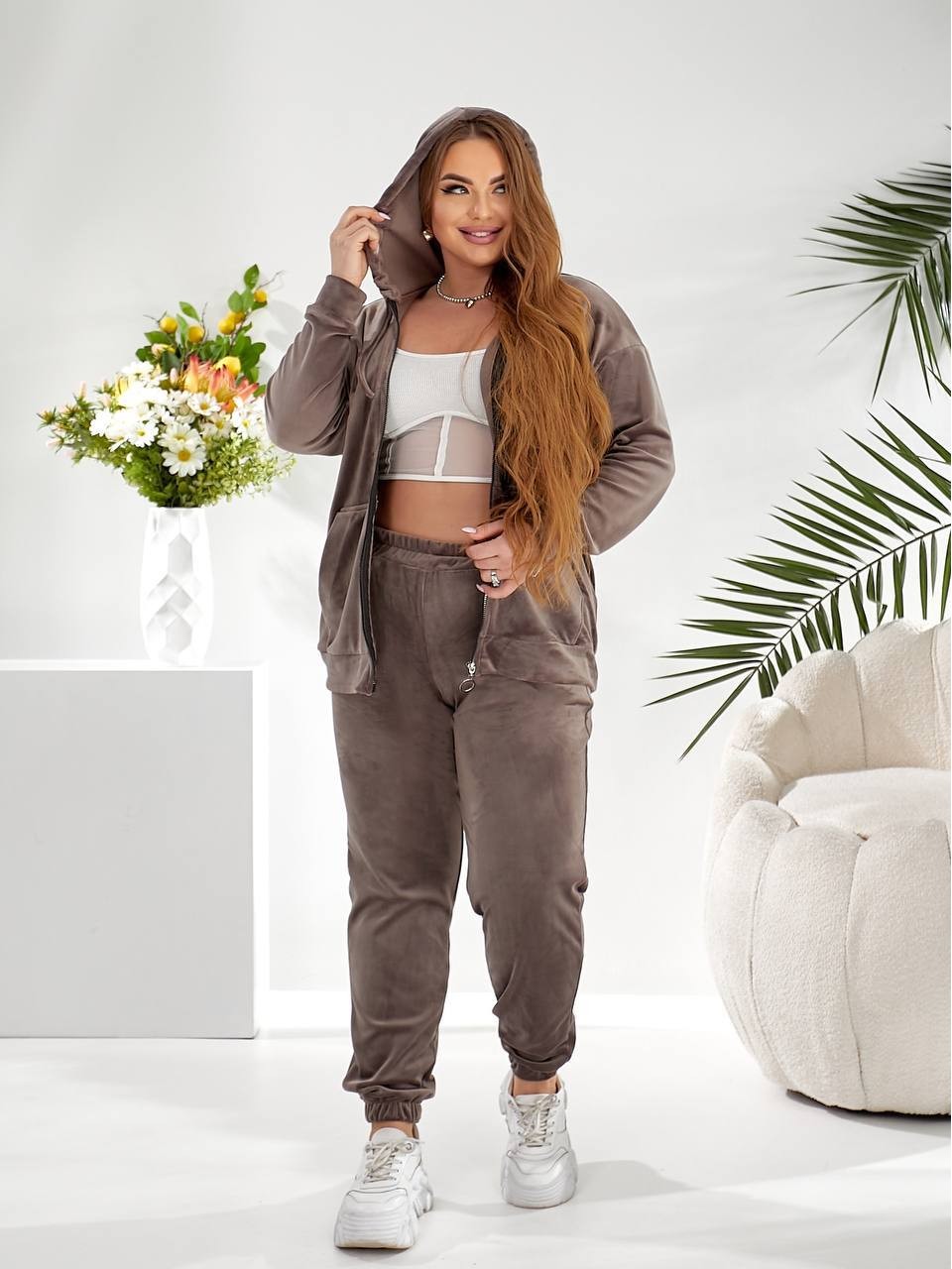 Велюровий жіночий костюм кавового кольору 33740