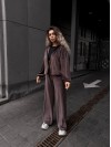 Велюровий жіночий костюм коричневого кольору 34592