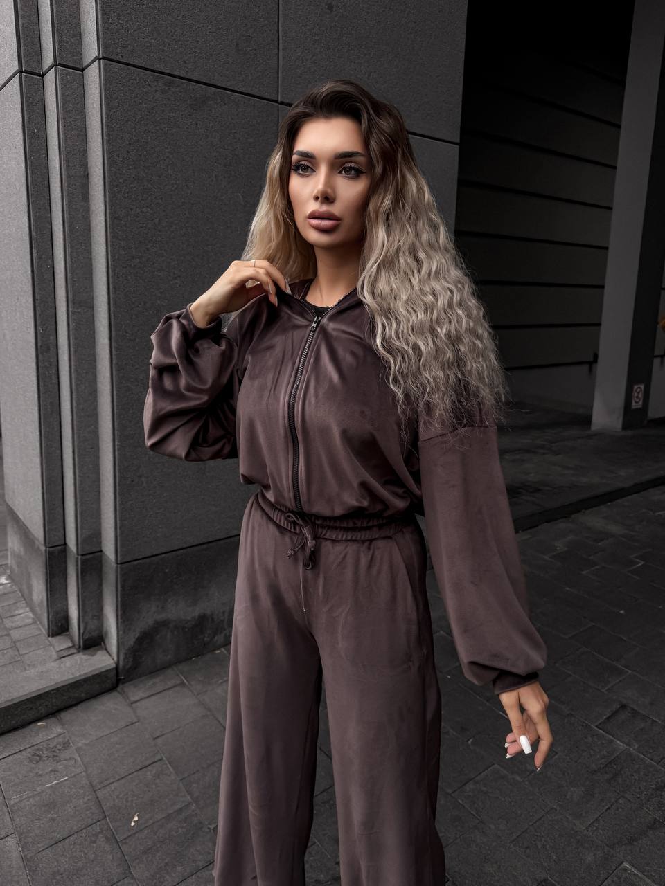 Велюровий жіночий костюм коричневого кольору 34592