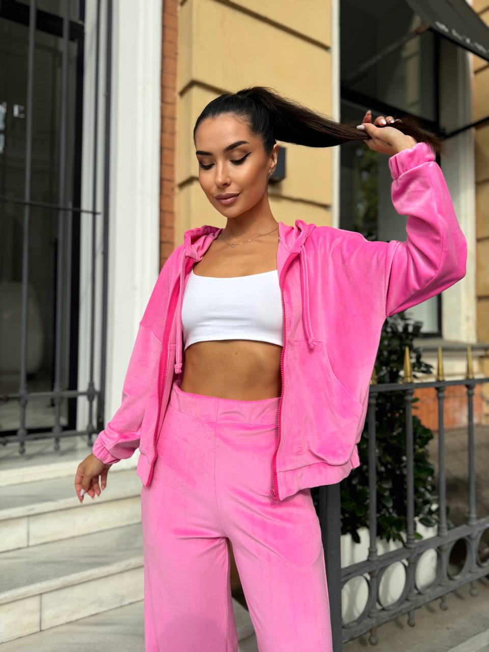 Велюровий жіночий костюм малинового кольору 34055