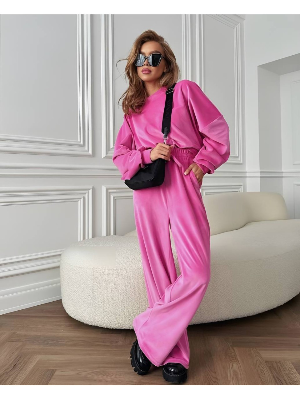 Велюровий жіночий костюм малинового кольору 34254