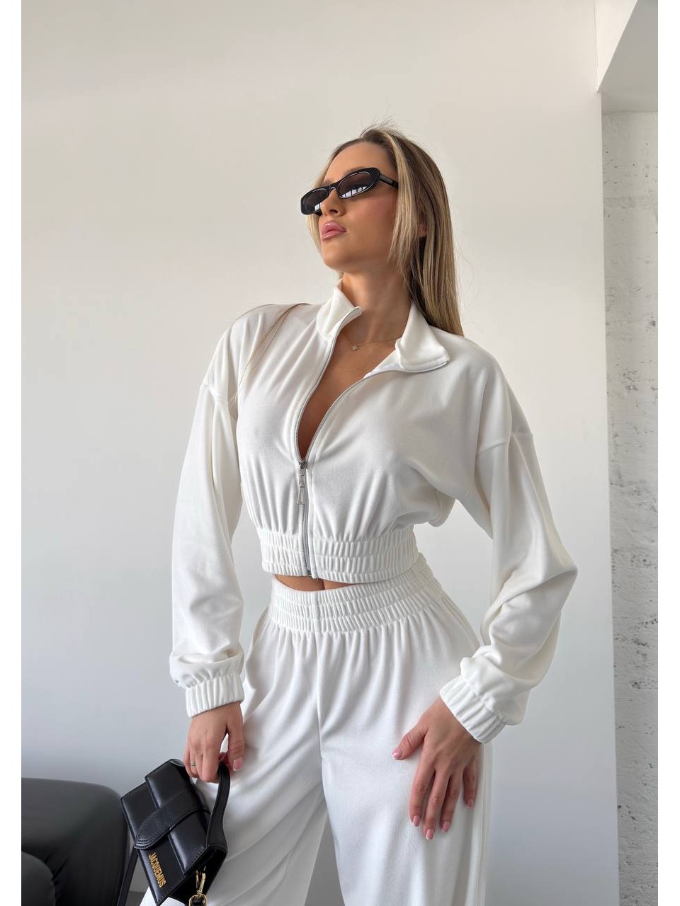 Велюровий жіночий костюм молочного кольору 34074