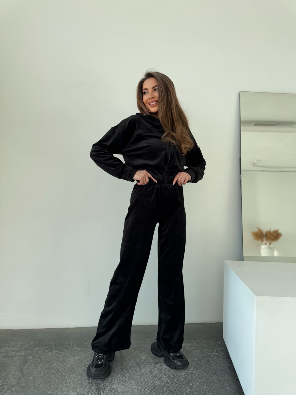 Велюровий жіночий костюм на блискавці чорного кольору 33883