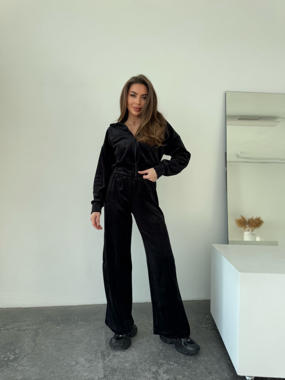 Велюровий жіночий костюм на блискавці чорного кольору 33883