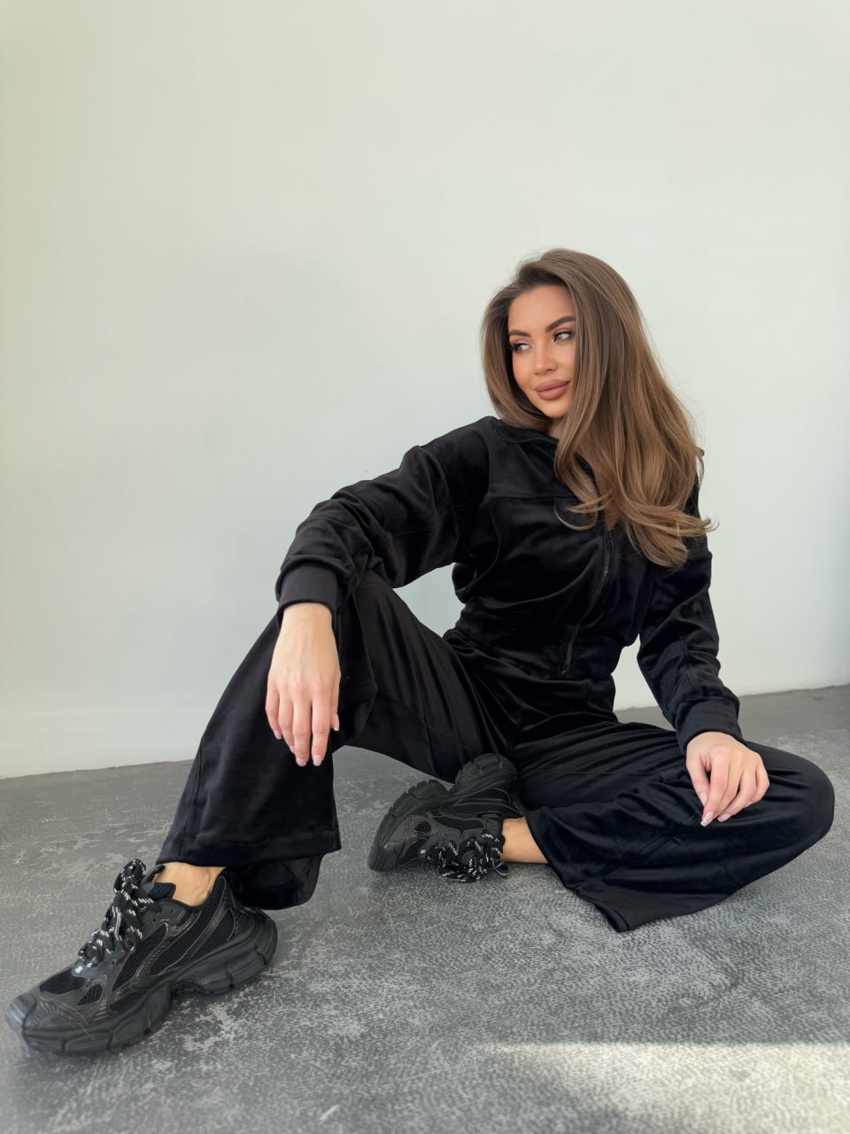 Велюровий жіночий костюм на блискавці чорного кольору 33883