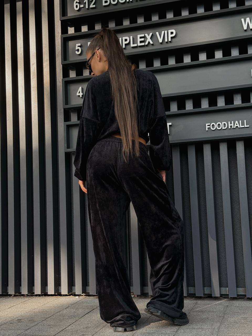 Велюровый женский костюм на молнии черного цвета 34681