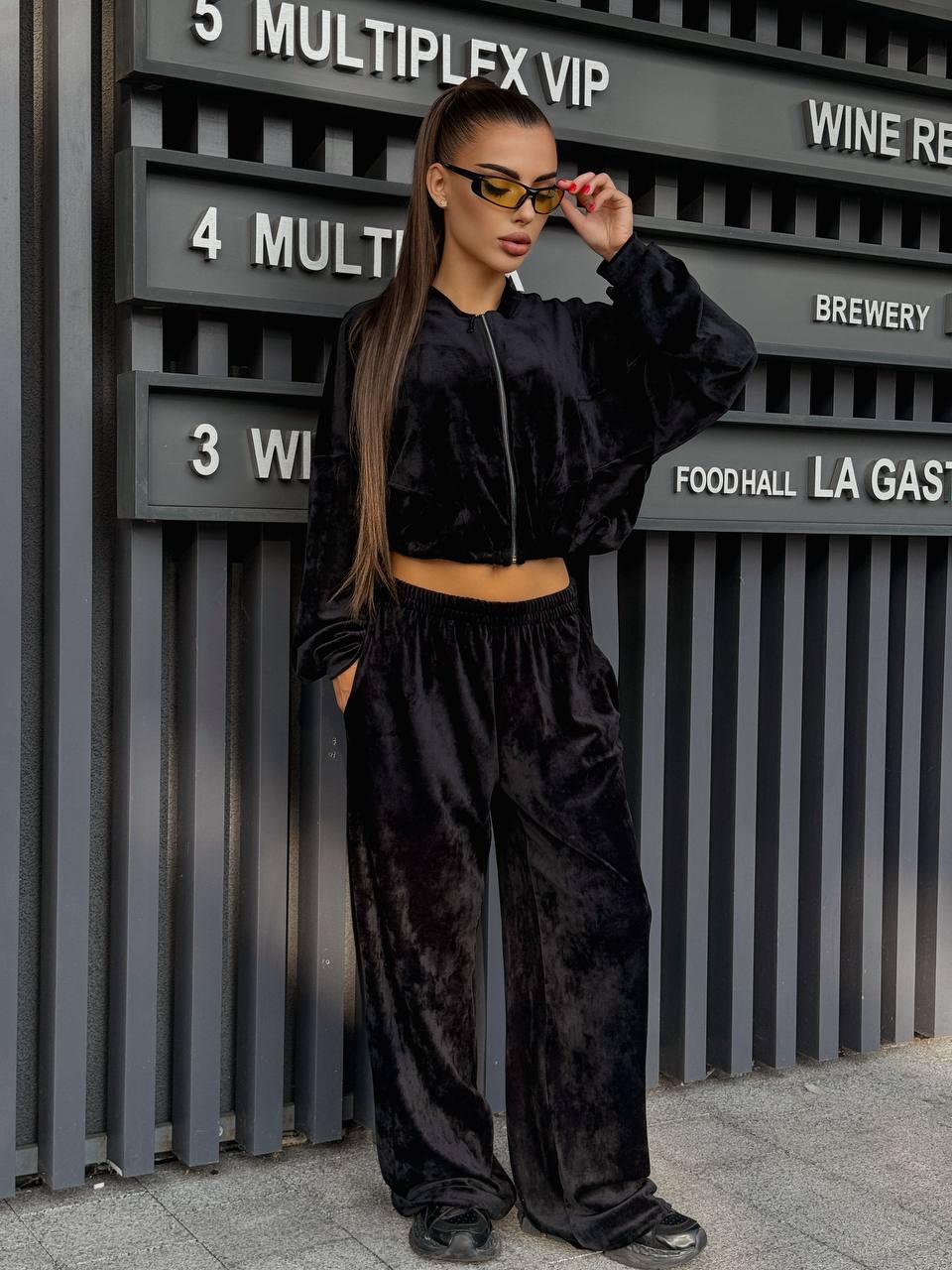 Велюровый женский костюм на молнии черного цвета 34681