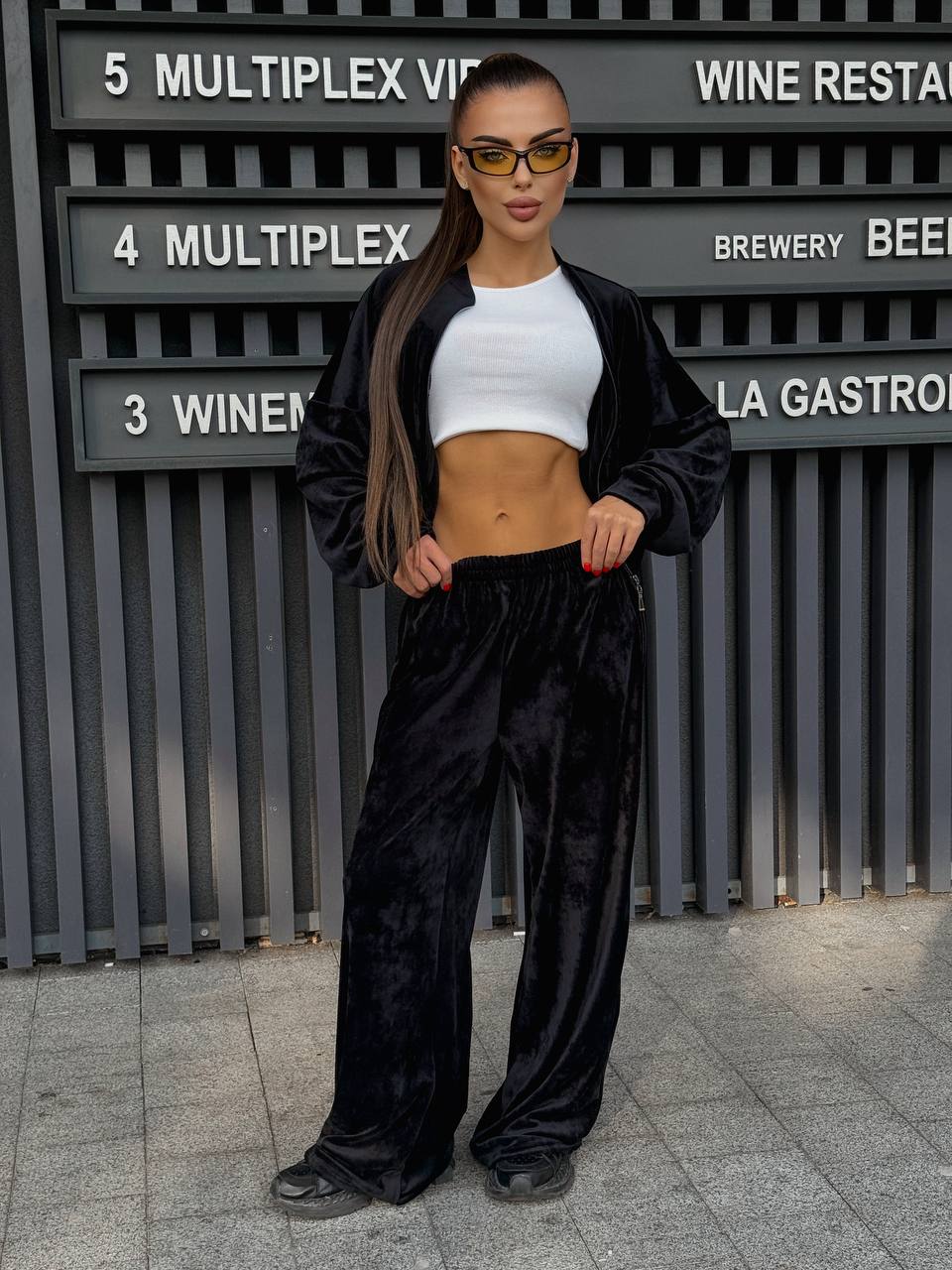 Велюровый женский костюм на молнии черного цвета 34681