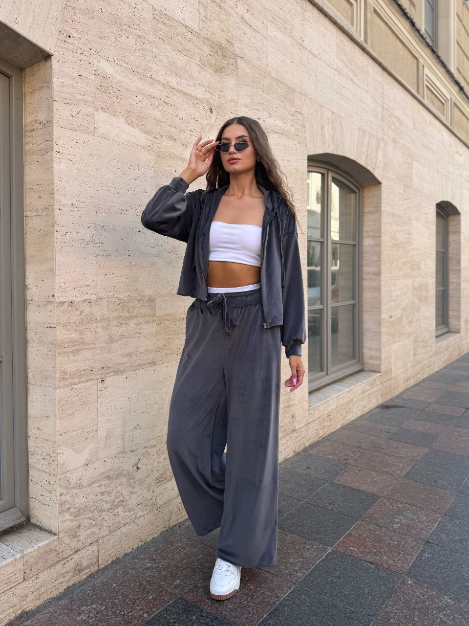 Велюровий жіночий костюм на блискавці графiтового кольору 34693